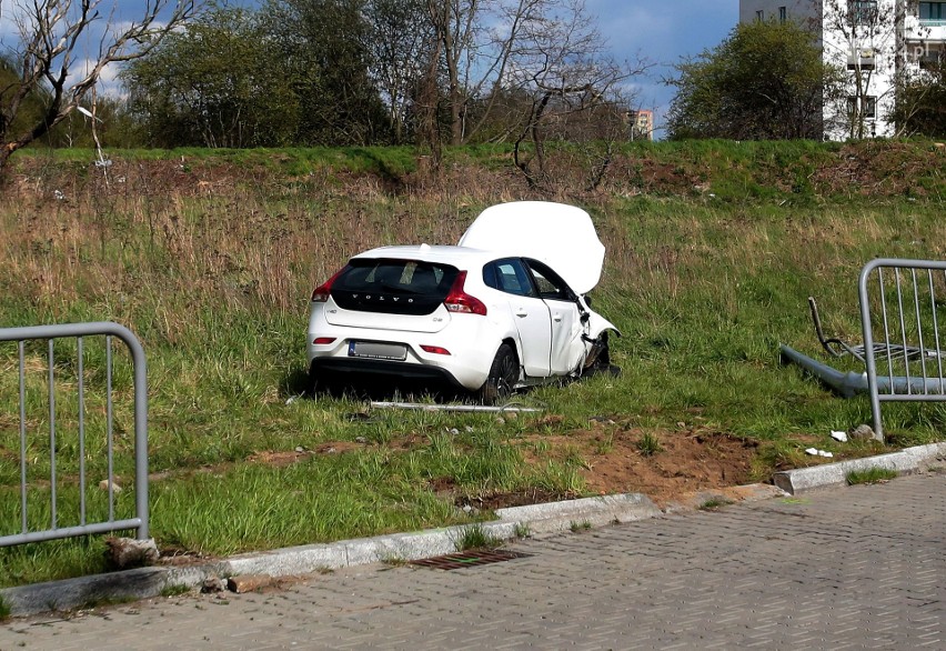 Pętla Turkusowa w Szczecinie. Kierowca autobusu staranował osobówkę i wyjechał poza pętlę - ZDJĘCIA 5.05.2021