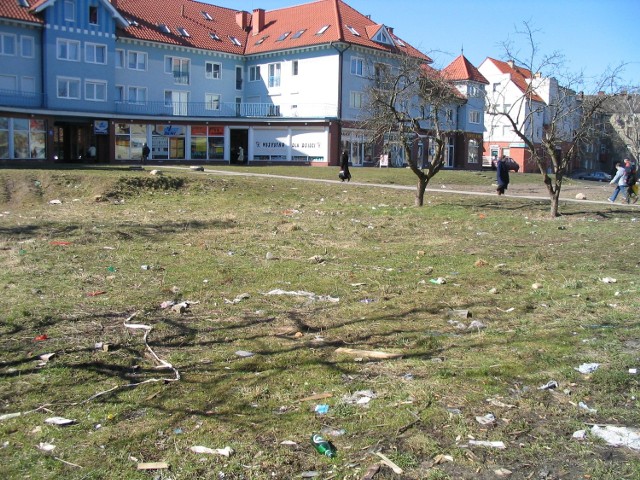 - Tędy lepiej nie chodzić - ostrzegają okoliczni mieszkańcy. - Wszędzie pełno psich odchodów. Po naszych telefonach wczoraj uprzątnięto teren.