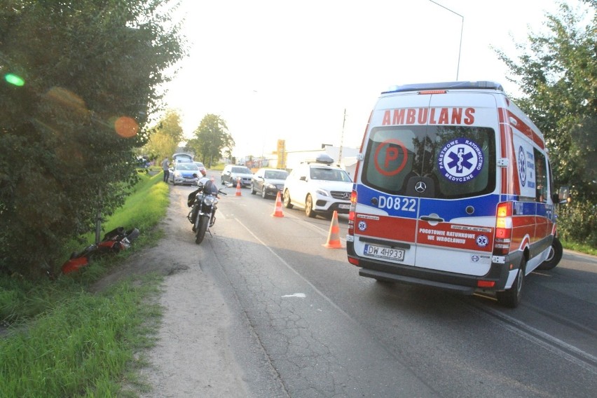 Wypadek motocyklisty na obrzeżach Wrocławia. Trafił do szpitala [ZDJĘCIA]