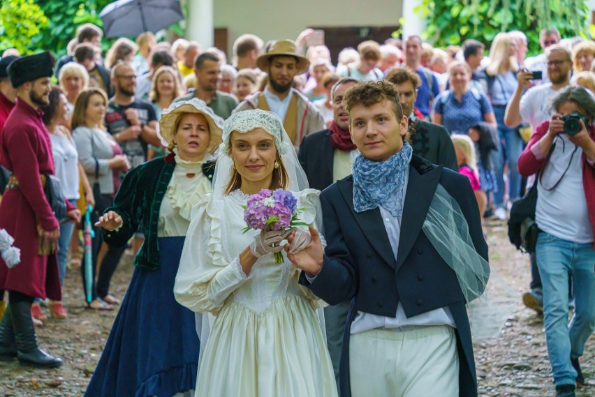 Wesele dworskie w sądeckim skansenie. Wspaniała podróż w...