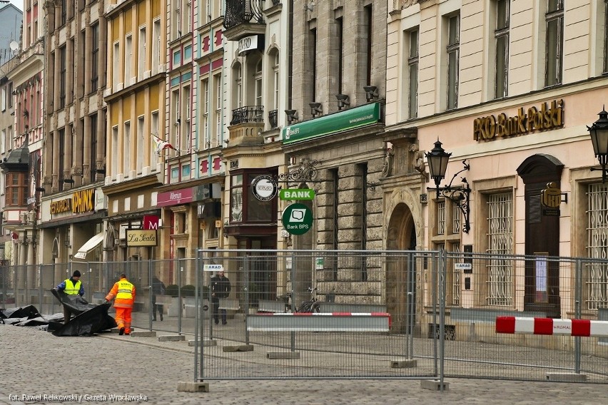 Wrocław: W Rynku budują szpilkostradę. Już zdejmują starą kostkę (ZDJĘCIA)