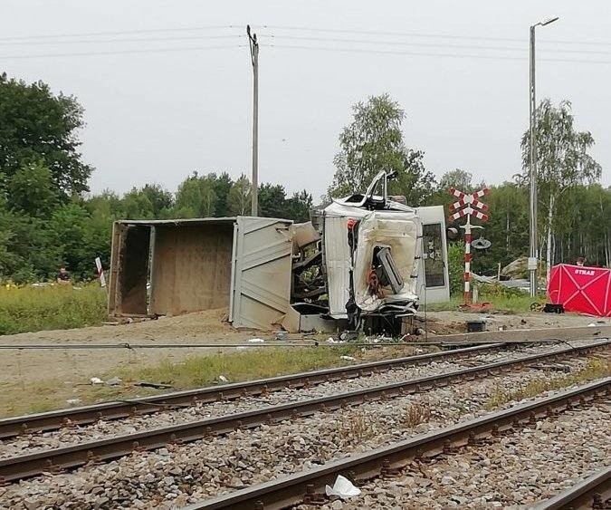 Tragedia na przejeździe kolejowym. Ciężarówka wjechała pod pociąg do Wrocławia