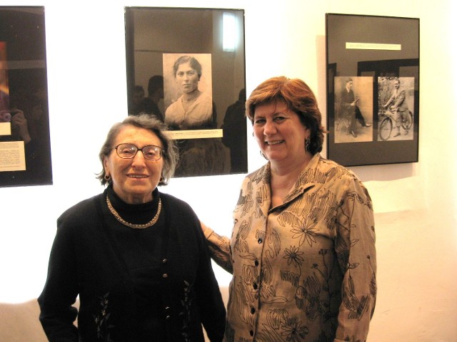 Na wystawie poświęconej Dorze Zaindenweber: od lewej Dora na tle swojego portretu z młodości i Susan.