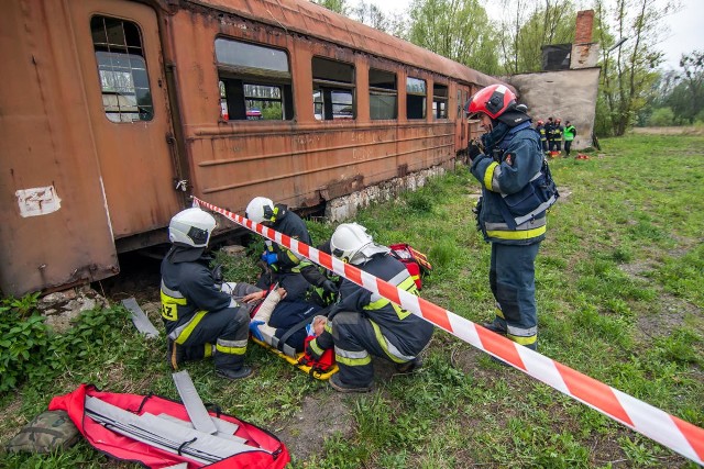 Wykolejone wagony, zgniecione samochody, kilkanaście poszkodowanych osób - tak wyglądał scenariusz ćwiczeń „Wagon 2019” na poligonie w Pępicach na terenie Ośrodka Szkolenia Inżynieryjno-saperskiego 1 Brzeskiego Pułku Saperów.
