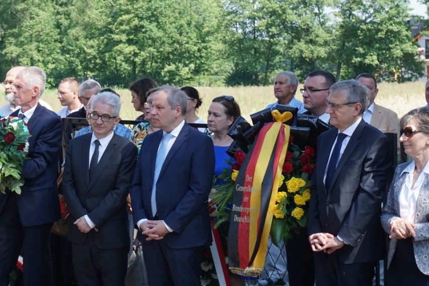 Brzeszcze. Uczcili pamięć więźniarek z karnej kompanii kobiet w niemieckim obozie Auschwitz-Birkenau [ZDJĘCIA]