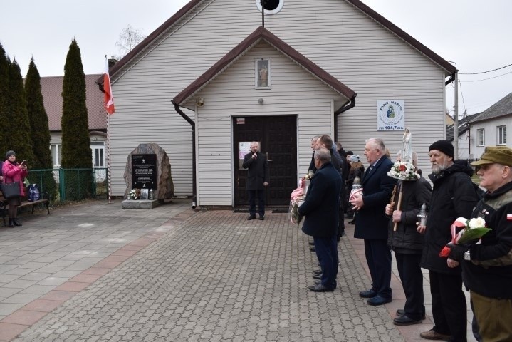 Obchody Narodowego Dnia Pamięci Żołnierzy Wyklętych w Łapach. Złożenie kwiatów, wspólna modlitwa i uczczenie bohaterów