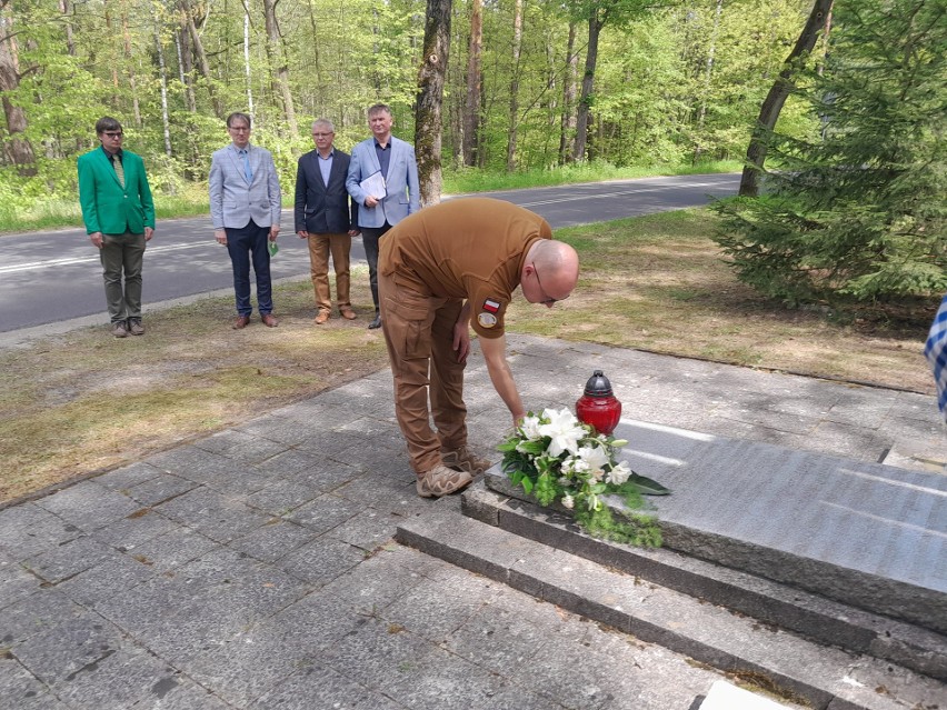 Po złożeniu kwiatów pod pomnikiem, uczestnicy przenieśli się...