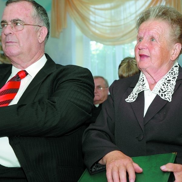 Zofia Drzewiecka z prawej wyróżnienie otrzymała z rąk Dawida Pelega, ambasadora Izraela w Polsce ( z lewej)