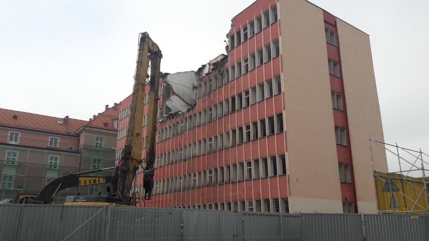 Trwa wyburzanie biurowców w centrum Wrocławia. W miejscu...