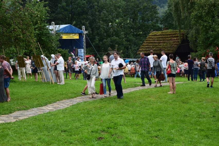 Szymbark. XV Panorama Kultur. W skansenie głośno gra muzyka, jest mnóstwo ludzi, są stoiska z rękodziełem, gospodynie częstują pysznościami