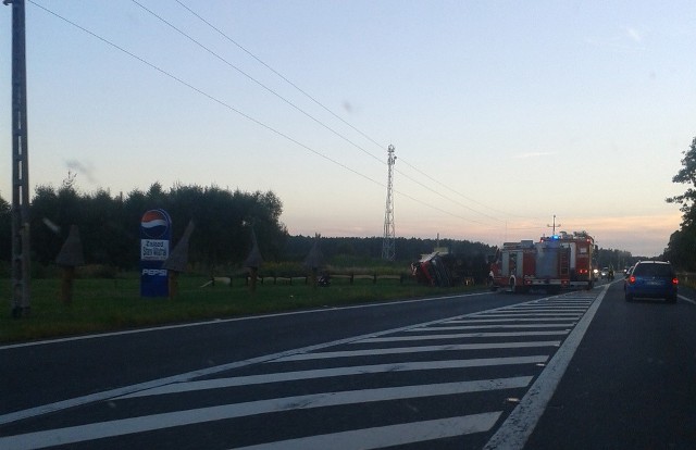 Tir przewracając się zaczepił jadącego motorowerzystę. Na miejsce zdarzenia pierwsze przyjechały wozy straży pożarnej. 