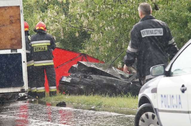 Do tragicznego wypadku doszło w sobotę (28 maja) ok. godz. 16 na ul. Kruśliwieckiej w Inowrocławiu (wylot na Żnin)Jak wynika ze wstępnych ustaleń policjantów, kierujący oplem astrą zjechał nagle na przeciwny pas ruchu i zderzył się czołowo z samochodem fiat ducato. Na skutek wypadku śmierć na miejscu poniósł 22 letni kierowca opla. Dwóch pasażerów fiata w wieku 43 i 46 lat z obrażeniami trafiło do szpitala. Inowrocławska Policja pod nadzorem prokuratury wyjaśnia w jaki sposób doszło do wypadku i co było jego przyczyną.