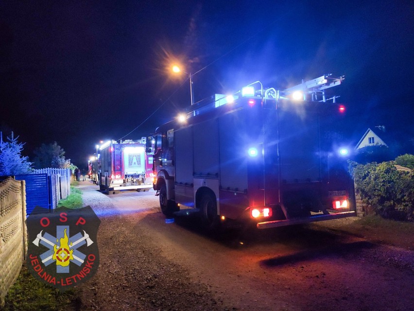 Pożar domu w Lasowicach w gminie Jedlnia Letnisko. Poparzony lokator zabrany do szpitala