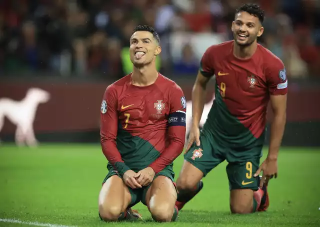 Cristiano Ronaldo i Goncalo Ramos podczas meczu eliminacji Euro 2024 Portugalia – Słowacja (3:0), w którym „Seleção” zapewniło sobie awans do przyszłorocznych finałów mistrzostw Europy w Niemczech