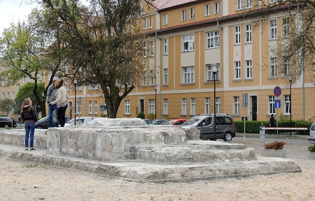 Pozostałości po pomniku artylerzystów będą straszyć przy ul. Grudziądzkiej co najmniej do 2017 roku