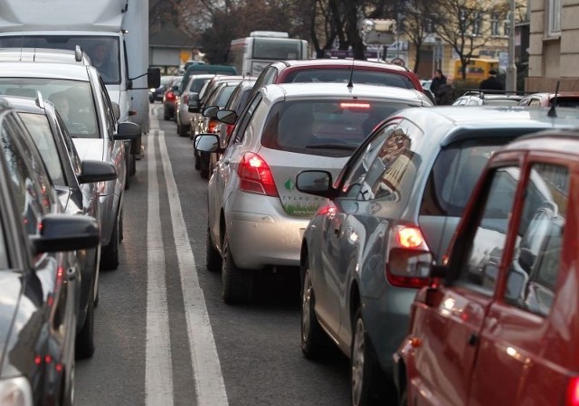 Ile zapłacisz za parkowanie w centrum Rzeszowa?Wielu ma nadzieję, że strefa platnego parkowania zmiejszy tłok w centrum Rzeszowa. Najgorzej jest w godzinach szczytu- na zdjęciu.