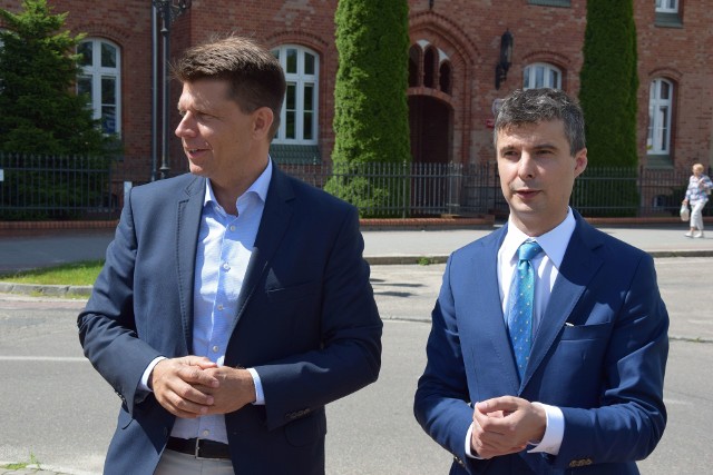 Ryszard Petru (z lewej) i Radosław Lubczyk z dziennikarzami spotkali się pod szczecineckim sądem