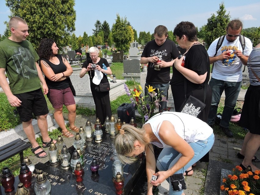 Zlot fanów Ryśka: Fani spotkali się na cmentarzu w Tychach...