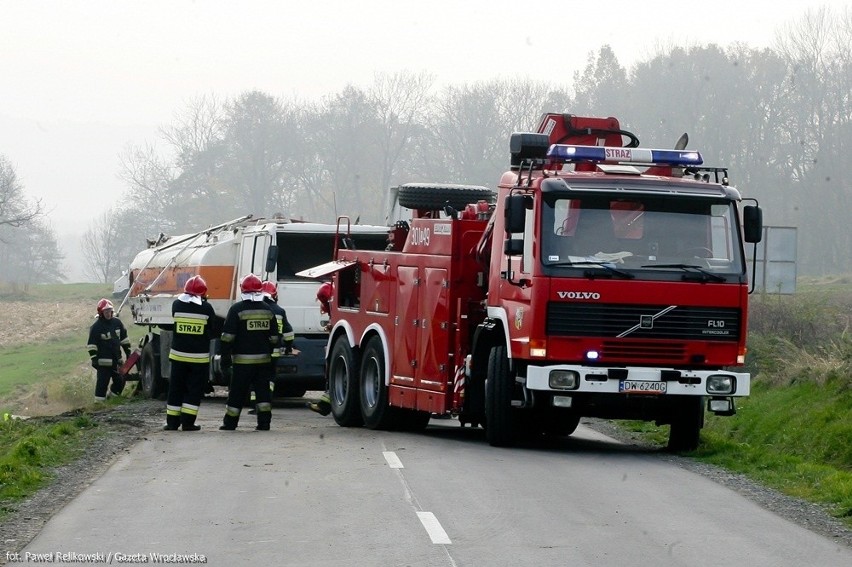 Wypadek pod Sobótką. Cysterna z olejem opałowym wylądowała w rowie (ZDJĘCIA)