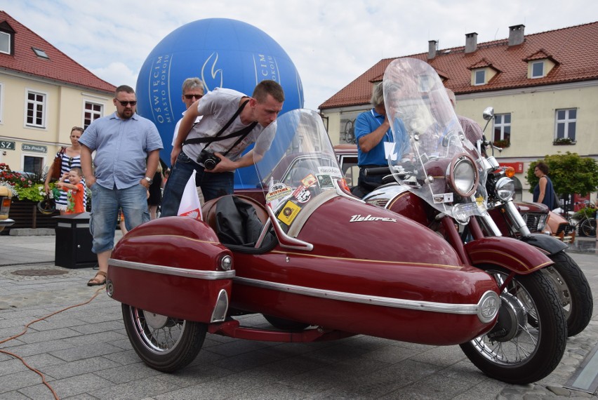 Perełki motoryzacji na oświęcimskim rynku - trudno było oderwać wzrok od zabytkowych samochodów [ZDJĘCIA]