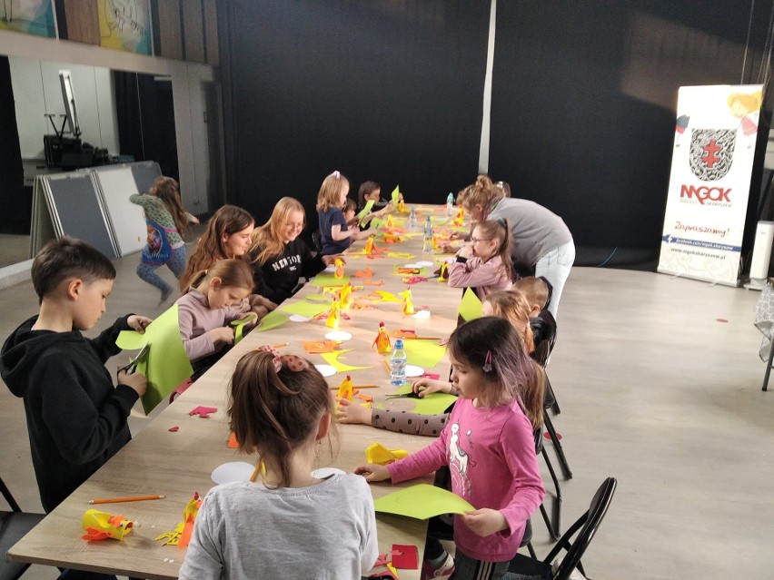 Zajęcia plastyczne w Skaryszewie. Dzieci z Ukrainy chętnie uczestniczyły w warsztatach razem z polskimi rówieśnikami