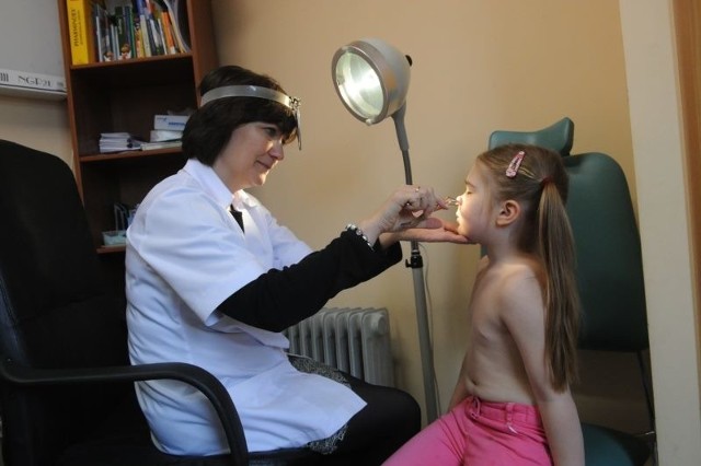 Dr Barbara Żurek, alergolog z opolskiej Przychodni "Allergovita&#8221;, bada małą pacjentkę, która przeszła testy skórne, ustalające rodzaj alergii. Obecnie można się odczulać przez cały rok.