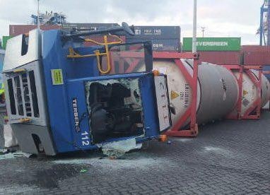 Groźny wypadek w Gdańsku na terenie Baltic Hub! Ciągnik siodłowy przewrócił się na bok. 27-latek w szpitalu. 06.03.2023 r.