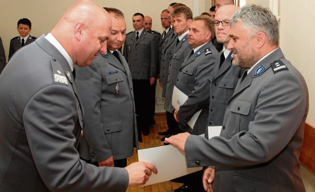 Szef policji Mariusz Dąbek wręcza nominację Radkowi Bąchórowi