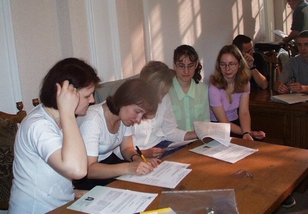 Trwa ostatnie wyjaśnianie wątpliwości. Od lewej  siedzą: Wioletta Janikowska, Beata Willigalla,  Gabriela Grzonkowska, Danuta Pestka oraz  Hanna Opic.