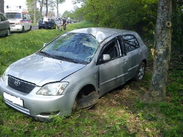 Toyota zjechała na pobocze i uderzyła w drzewo. Dokładne przyczyny wypadku ustala policja.