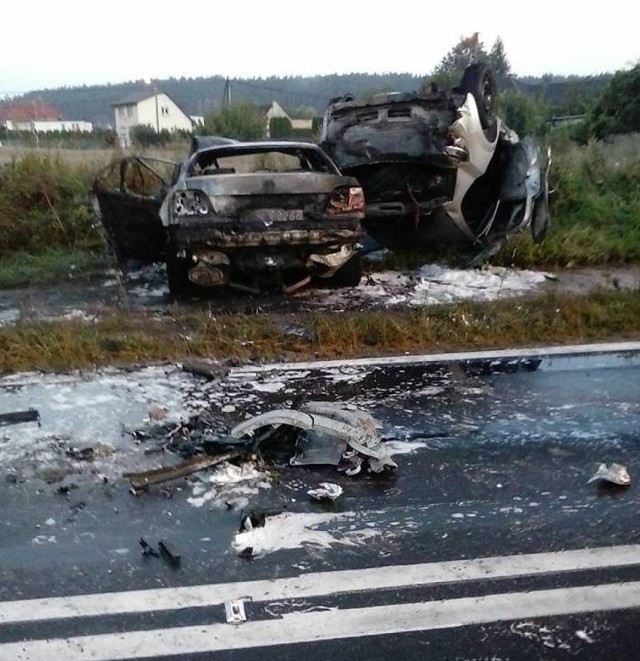 W niedzielę nad ranem w Dąbrówce Leśnej zderzyły się dwa samochody. Zginęło pięć osób