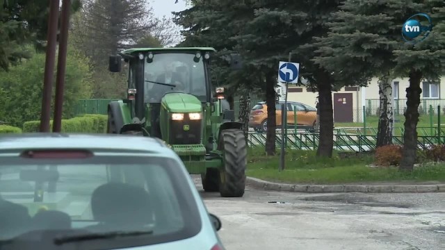Maturzysta z Ostrowa Wielkopolskiego na egzamin przyjechał ciągnikiem. Dla nastolatka to nic nadzwyczajnego, bo traktor dla niego to środek transportu jak każdy inny.