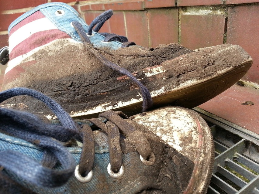 Przed wrzuceniem butów do pralki należy je oczyścić z błota...