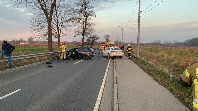 Kolizja trzech samochodów na DW 949 w Osieku. Sprawca był pijany!