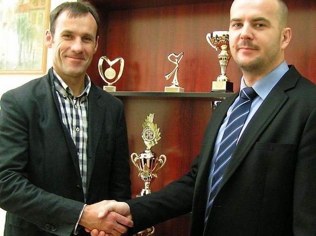 Cezary Zamana (z lewej) i Maciej Rżeński podpisali już umowę na zorganizowanie przyszłorocznej imprezy kolarskiej.