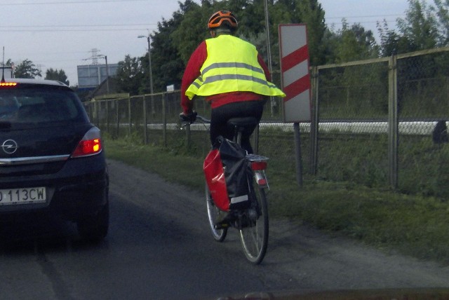 Rzecznik Straży Miejskiej Wrocławia proponuje, by wprowadzić obowiązkowe: egzaminy na kartę rowerową, tablice rejestracyjne dla rowerzystów, a także jazdę w kaskach i elementach odblaskowych/zdjęcie ilustracyjne