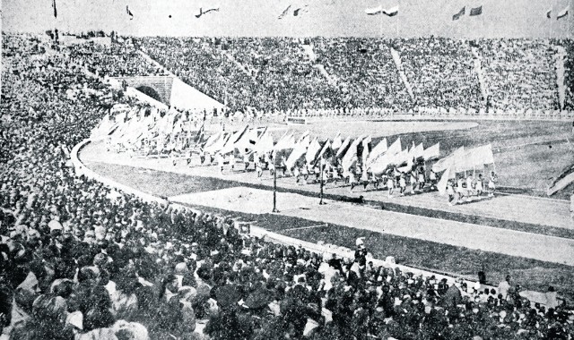 22 lipca 1956 r. - oficjalna inauguracja. Stadion wypełniony po brzegi. Trybuny mogły pomieścić 80 tys. widzów, ale z miejscami stojącymi pojemność obiektu sięgała 100 tys. osób