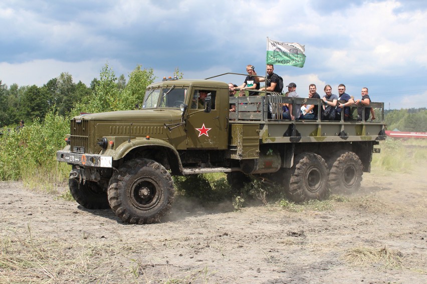 Trzebinia. Tłumy ludzi podczas I Międzynarodowego Zlotu Miłośników Militariów - Enigma 2018 [ZDJĘCIA]