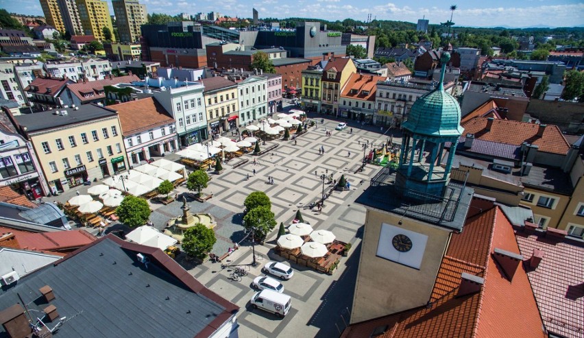 Z ogródków piwnych w Rybniku "wylatują" duże lodówki i...