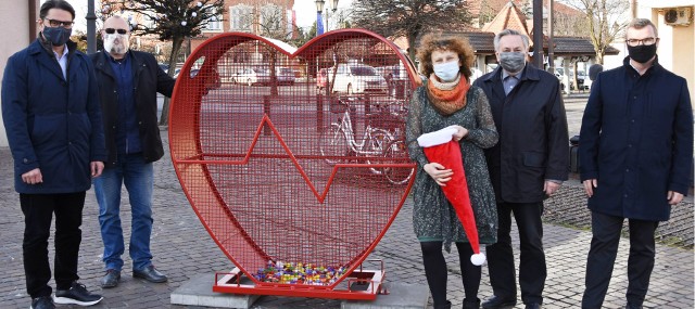 Serce na plastikowe nakrętki jest już także na rynku w Niepołomicach. Dochód z akcji charytatywnej trafi do osób chorych i niepełnosprawnych z gminy Niepołomice