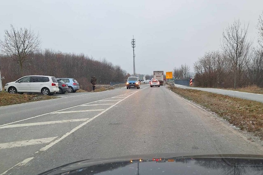 Ogromne korki na autostradzie A4 na granicy. Niemieccy rolnicy strajkują. Zablokowali wjazd z Polski