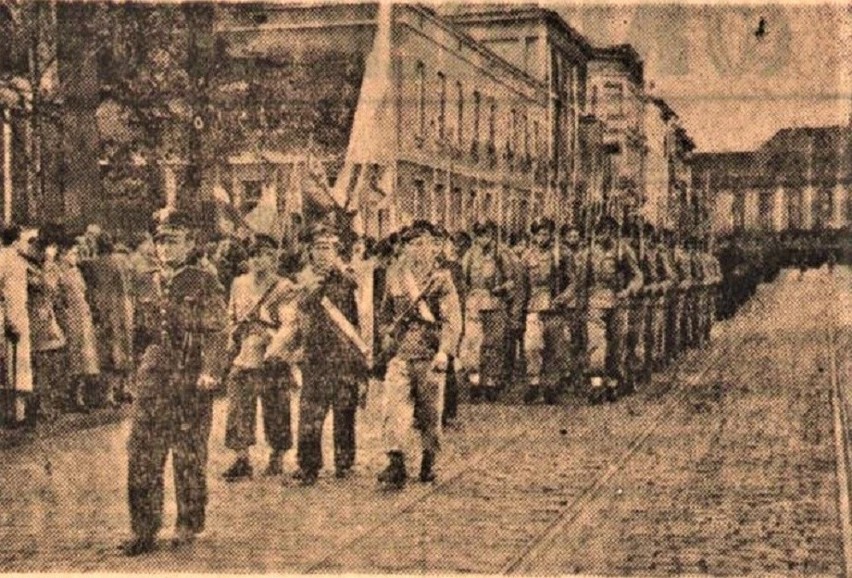 Ulica Dworcowa; bydgoszczanie witają żołnierzy powracających...