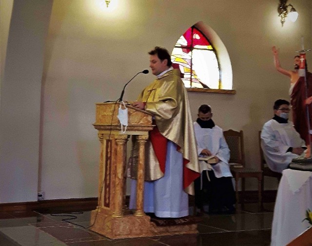 Mszy św. przewodniczył ksiądz Marcin Kalbarczyk, jeden z wikariuszy parafii Kałków