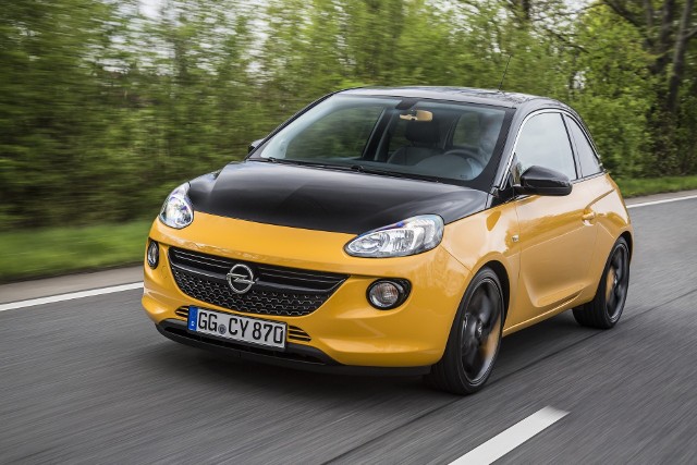 Opel Adam lack Jack  W wersji podstawowej klient otrzyma silnik benzynowy 1.2 o mocy 70 KM (zużycie paliwa wg nowego europejskiego cyklu jazdy NEDC: 7,2–7,1[2] l/100 km w cyklu miejskim, 4,3–4,22 l/100 km poza miastem, 5,3 l/100 km w cyklu mieszanym; emisja CO2: 125–1242 g/km).Fot. Opel
