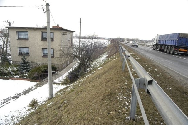 Na ulicy Gminnej, gdzie ludzie cierpią od hałasu, miasto obiecało ekrany dźwiękochłonne za 500 tys. zł.