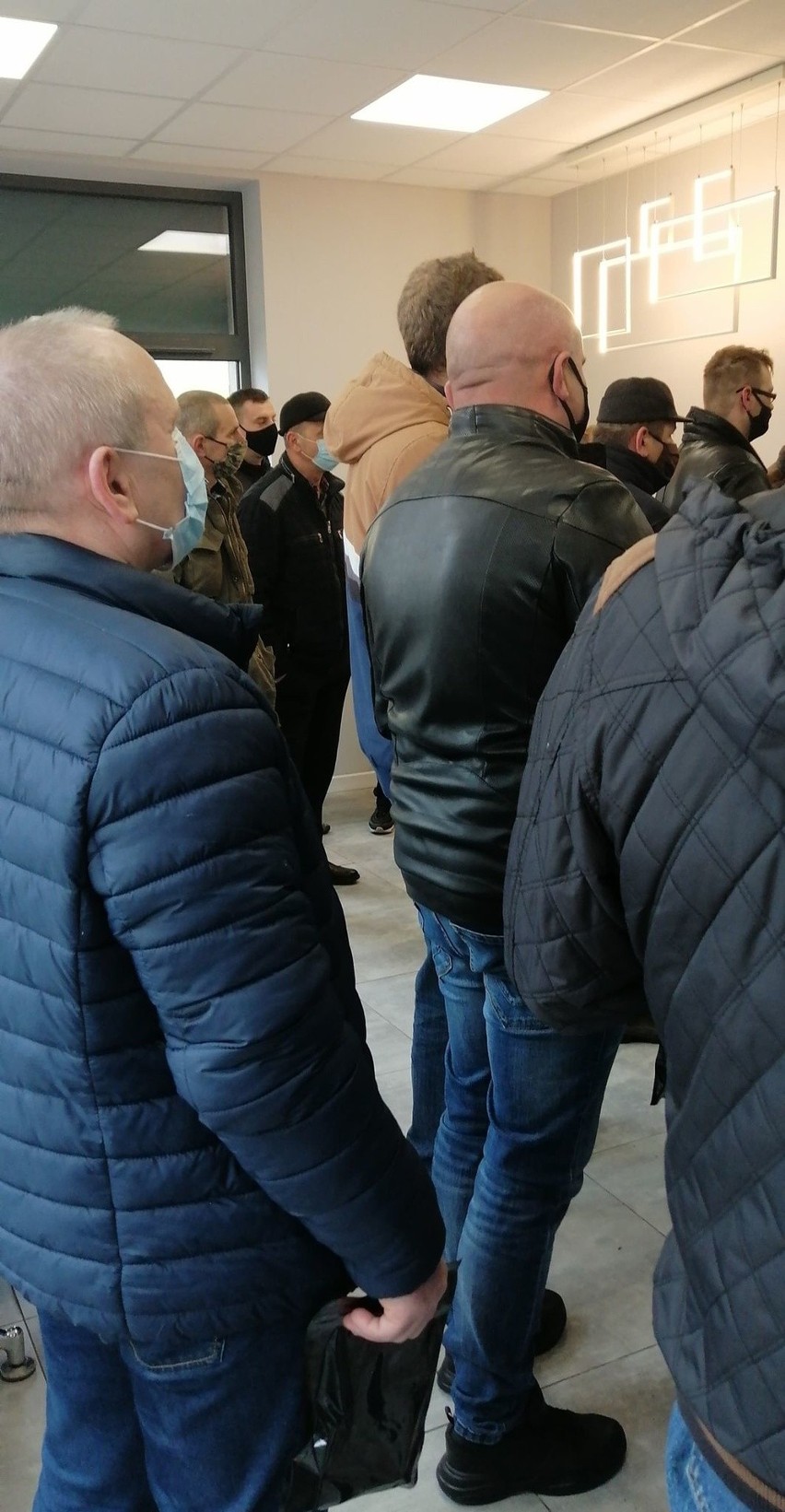 Długa kolejka i tłok w punkcie pobrań w Tarnobrzegu. Czytelniczka alarmuje: "Byłam przerażona, limit nie istnieje" 