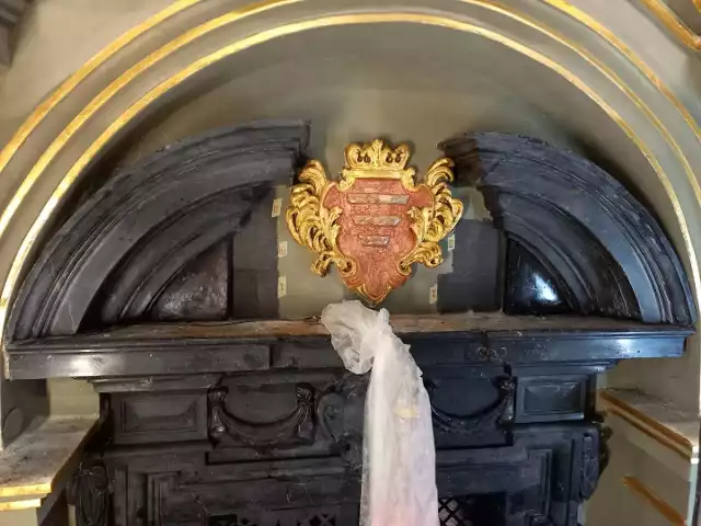 Konserwatorzy przywracają estetykę portalu z Kaplicy Drohojowskich w archikatedrze w Przemyślu.