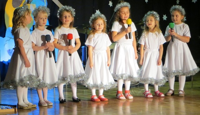 Na scenie Gminnego Centrum Kultury w Grębowie wystąpiło 80 wykonawców, z których najmłodsi mieli po kilka lat.