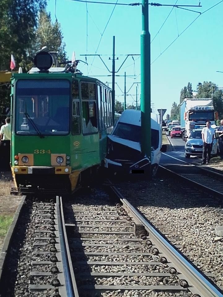 Starołęka: Samochód zderzył się z tramwajem