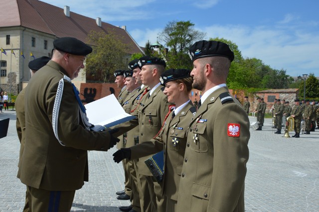Awanse na wyższe stopnie i wyróżnienia dla żołnierzy były jednym z elementów święta 34 Brygady Kawalerii Pancernej w Żaganiu.